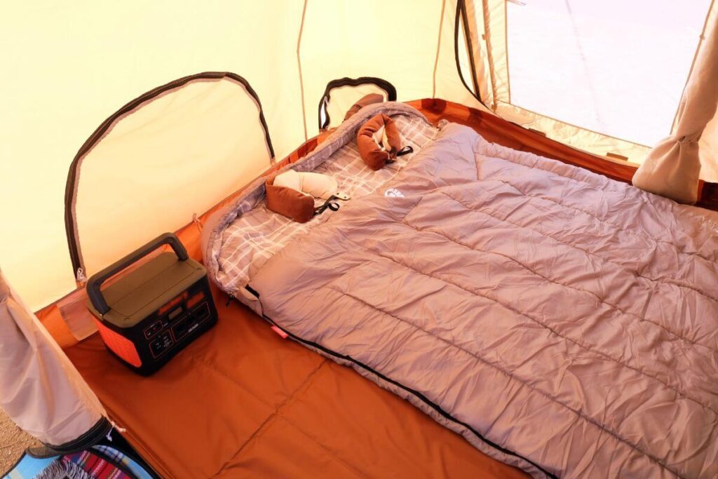 テント内の寝室